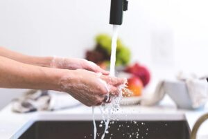 Come eliminare i cattivi odori dalle mani con rimedi casalinghi